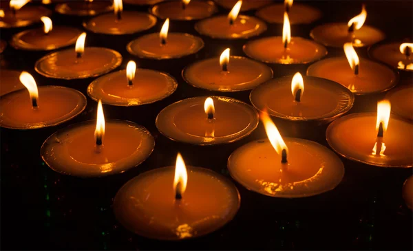 Burning candles in Tibetan Buddhist temple — Stock Photo, Image