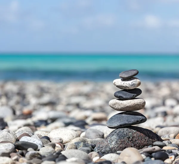 Zen ausbalancierte Steine stapeln — Stockfoto