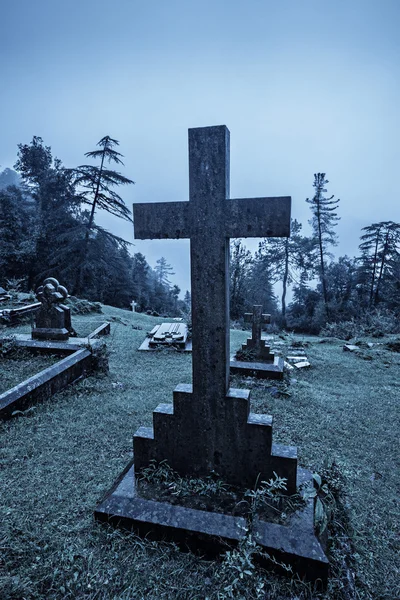Spooky Halloween graveyard in fog — Stock Photo, Image