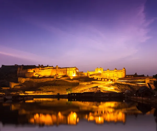 Amer Fort (Amber Fort) à noite no crepúsculo. Jaipur, Rajastão , — Fotografia de Stock