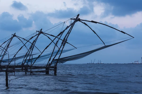 Chinese fishnets in schemering. Kochi, kerala, india — Stockfoto