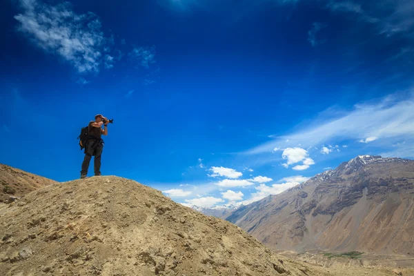 Fotógrafo tomando fotos en Himalaya — Foto de Stock