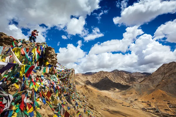 Photographer taking photos in Himalayas — Stock Photo, Image