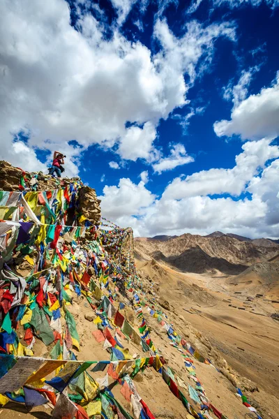 Photographer taking photos in Himalayas — Stock Photo, Image