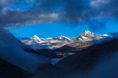 Himalaya Dağları üzerinde gündoğumu