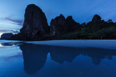pranang sahilde günbatımı. Tayland