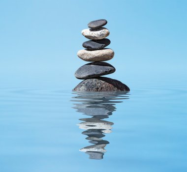 göl Zen dengeli taş yığını