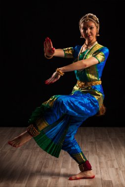 kadın dansçı üs bharatanatyam