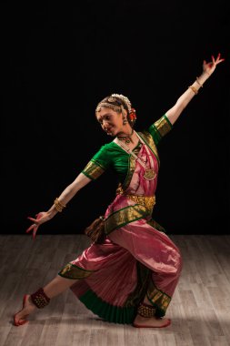 kadın dansçı üs bharatanatyam
