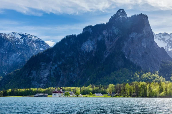 Koningsee jezero a kostel svatého Bartoloměje — Stock fotografie