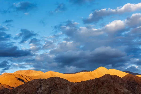 Montañas del Himalaya al atardecer — Foto de Stock