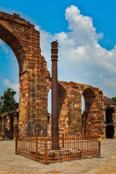 Železný pilíř v komplexu Qutub — Stock fotografie