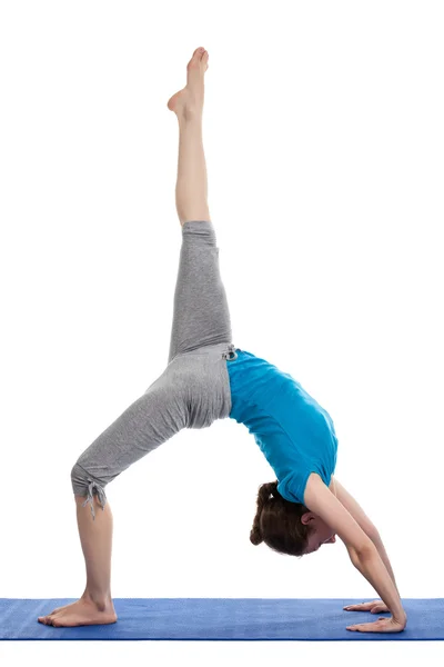 Vrouw doen yoga asana excerise — Stockfoto