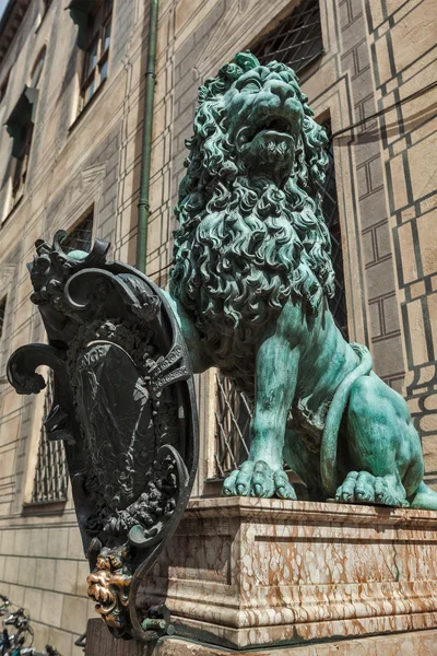 Bayerska lejonet statyn på München residenz palace — Stockfoto
