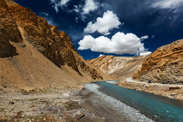 Himalayas landscape with motorbike — Stock Photo, Image