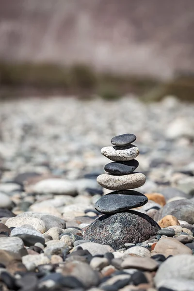 Zen dengeli taş yığını — Stok fotoğraf