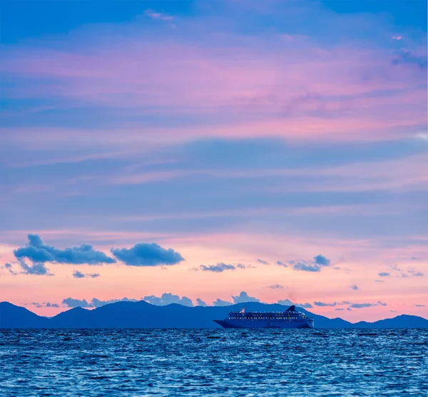 Puesta del sol del mar con el barco criuse — Foto de Stock