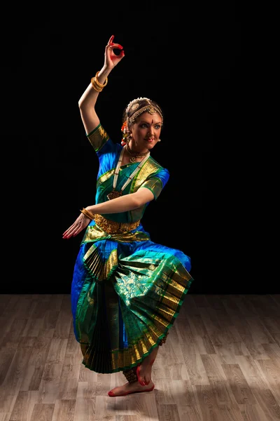 Donna ballerina esponente di Bharatanatyam — Foto Stock