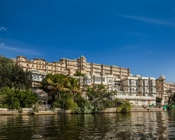 ピチョラー湖からウダイプール シティ パレス — ストック写真