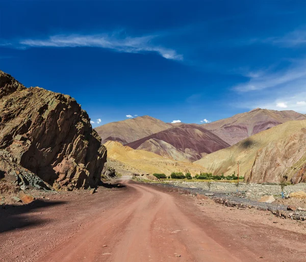 Road in Himalayas with mountains — Stock Photo, Image