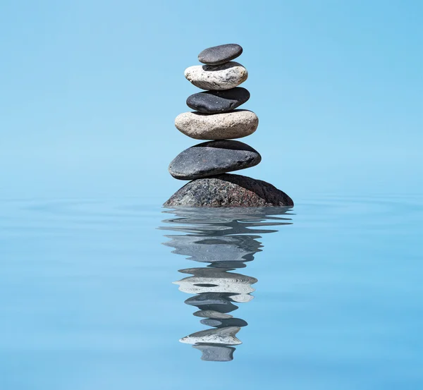 Zen balanserad stenar stack i sjön — Stockfoto