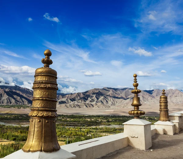 Dhvaja on the roof of Thiksey monastery — Stock Photo, Image