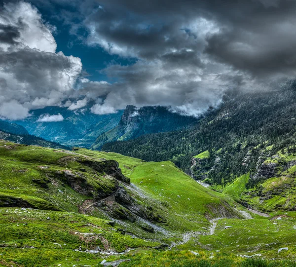 Paisagem montanhosa em himalayas — Fotografia de Stock