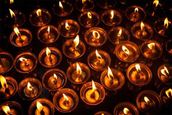 Bougies dans le temple bouddhiste — Photo