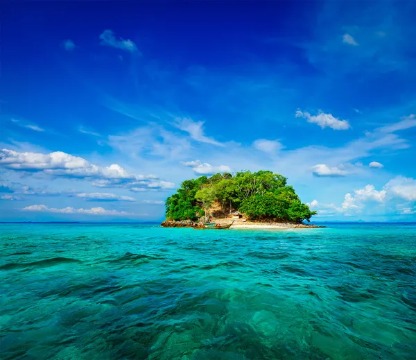 Tropical island in sea — Stock Photo, Image