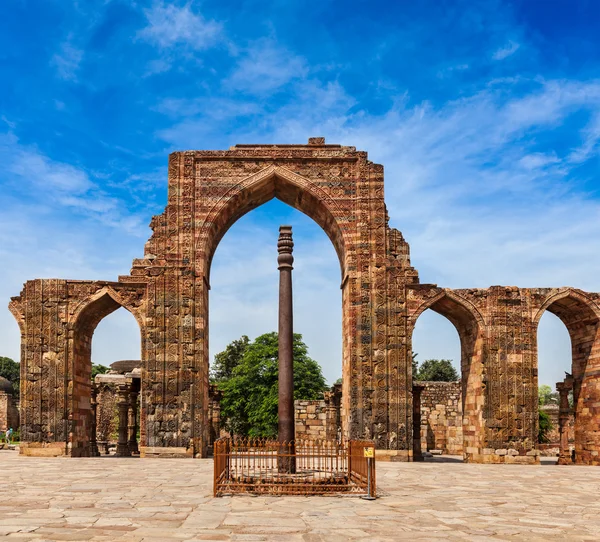 Pilar de ferro no complexo de Qutub — Fotografia de Stock