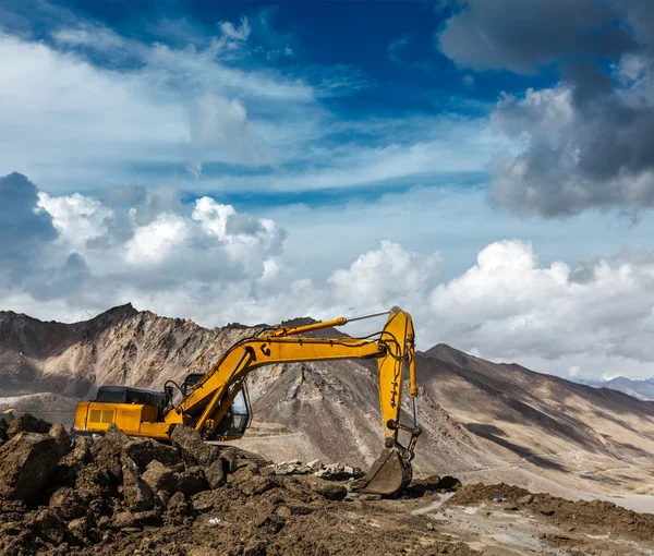 Road construction in mountains Himalayas — Stock Photo, Image