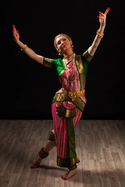 Kadın dansçı üs bharatanatyam — Stok fotoğraf