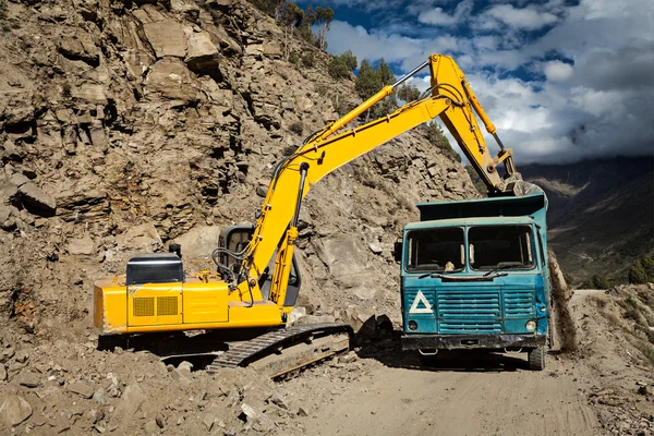 Road construction in mountains Himalayas — Stock Photo, Image