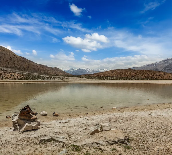 Trekking, turystyka buty górskie jeziora w Himalajach — Zdjęcie stockowe