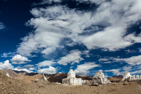 Buddhist chortens, Ladakh — Stock Photo, Image