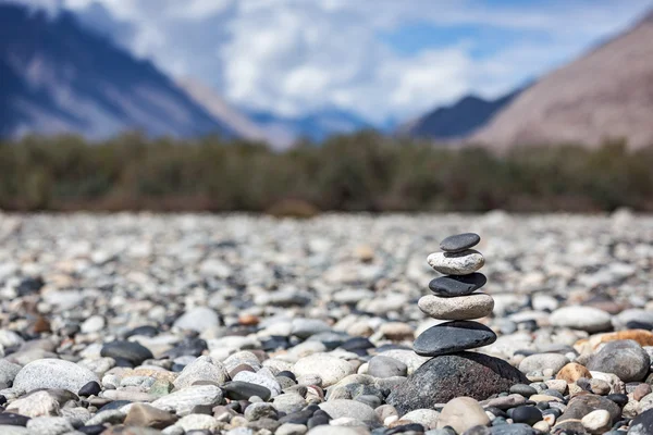 Zen ausbalancierte Steine stapeln — Stockfoto