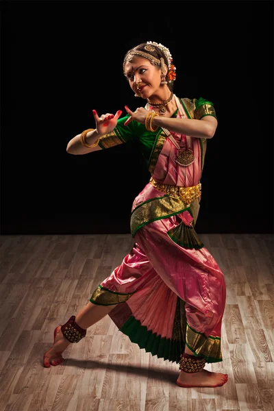 Donna ballerina esponente di Bharatanatyam — Foto Stock