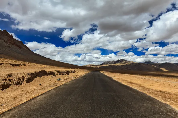 Road on plains in Himalayas with mountains — Stock Photo, Image