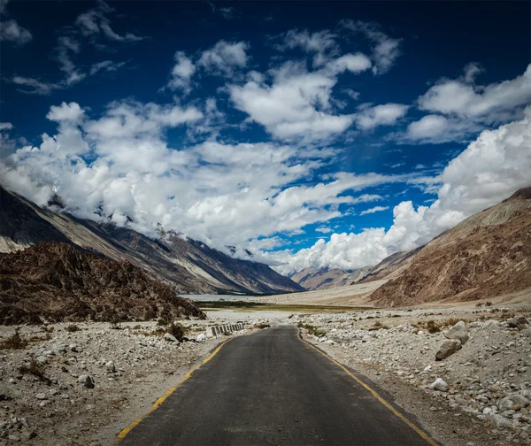 Road in Himalayan landscape in Nubra valley — Stock Photo, Image