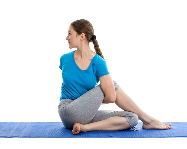 Vrouw doen yoga asana excerise — Stockfoto