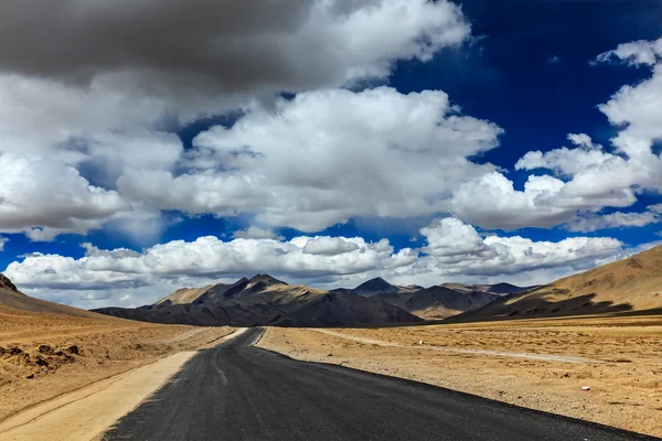 Road on plains in Himalayas with mountains — Stock Photo, Image