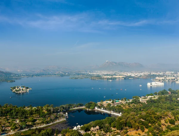 Vista aérea do Lago Pichola com Palácio do Lago — Fotografia de Stock