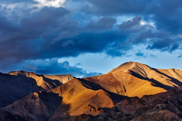Pohoří Himálaj na západ slunce — Stock fotografie
