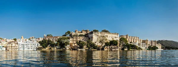 Palazzo della città di Udaipur dal lago Pichola — Foto Stock