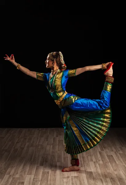 Žena tanečnice exponent bharatanatyam — Stock fotografie
