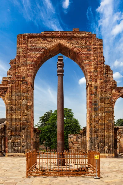 Eisensäule im Qutub-Komplex — Stockfoto