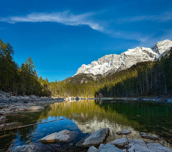 Jezioro frillensee i góry zugspitze w Niemczech — Stockfoto