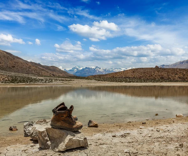 Botas de senderismo en el lago de montaña — Foto de Stock
