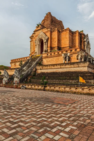 Wat Чеді Луанг. Чіанг травня, Таїланд — стокове фото