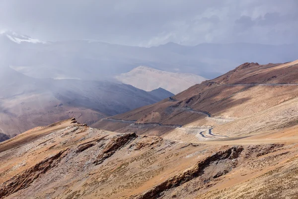 Estrada no Himalaia com montanhas — Fotografia de Stock